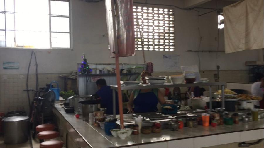 Instalan enrejado en ventanas del mercado gastron&oacute;mico de Madero