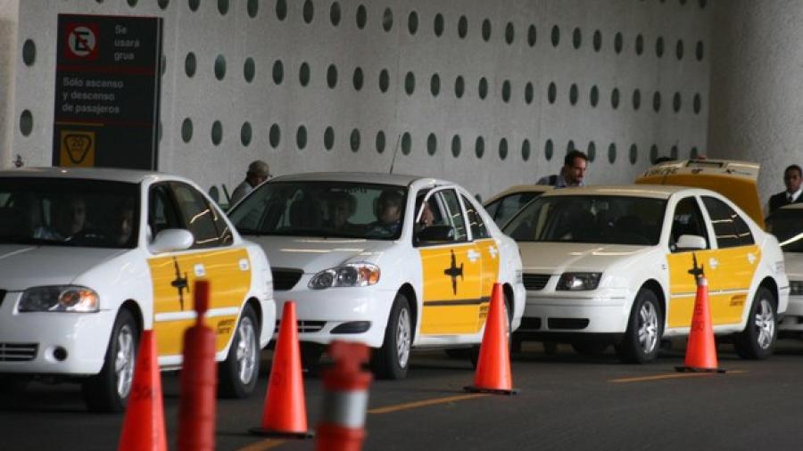 Multan a taxistas del AICM