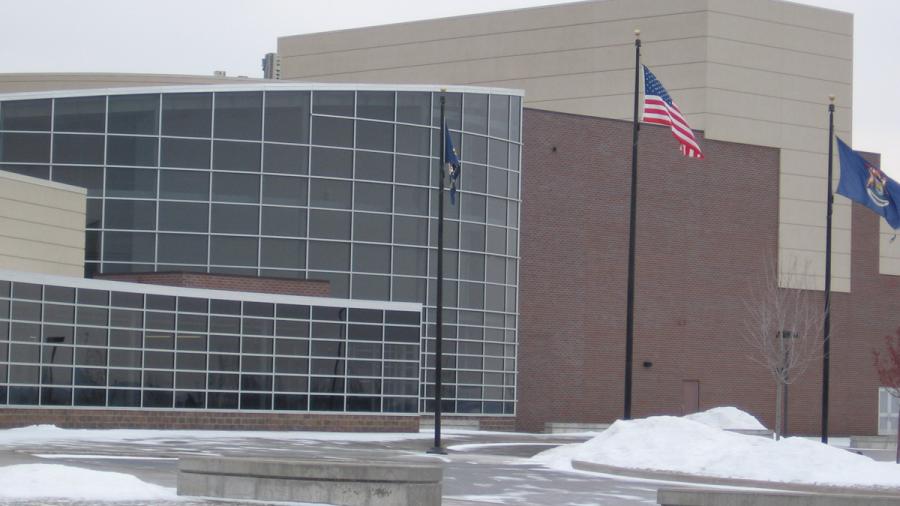 Al menos tres muertos por balacera en escuela de Michigan
