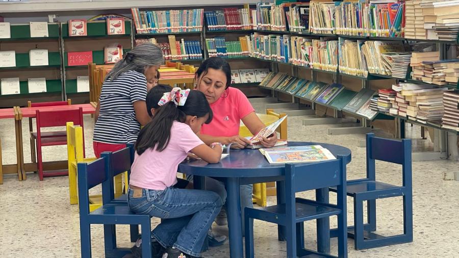 Asisten familias en vacaciones a la biblitoeca 