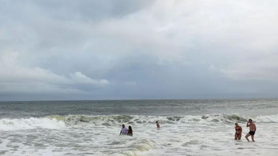 "Henri" se degrada a tormenta tropical al acercase a la costa de EU