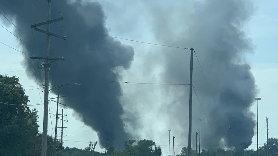 Se descarrila tren en Illinois y provoca fuerte incendio