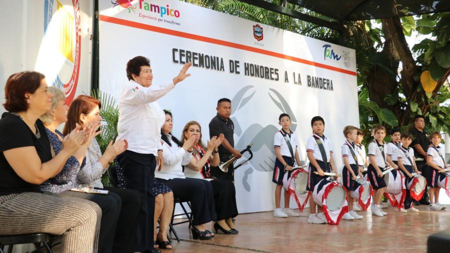 Encabeza Alcaldesa Honores a la Bandera en la escuela Americana