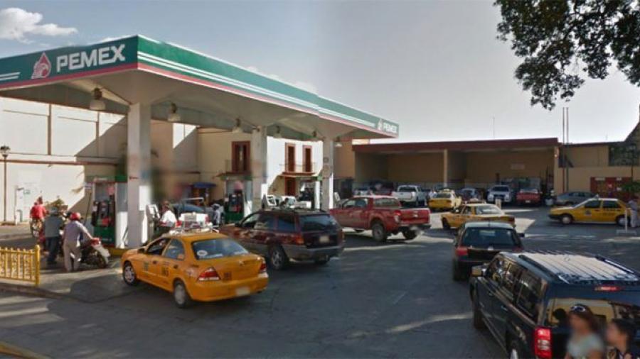 SNTE bloquea gasolinera en Oaxaca contra alza a combustibles