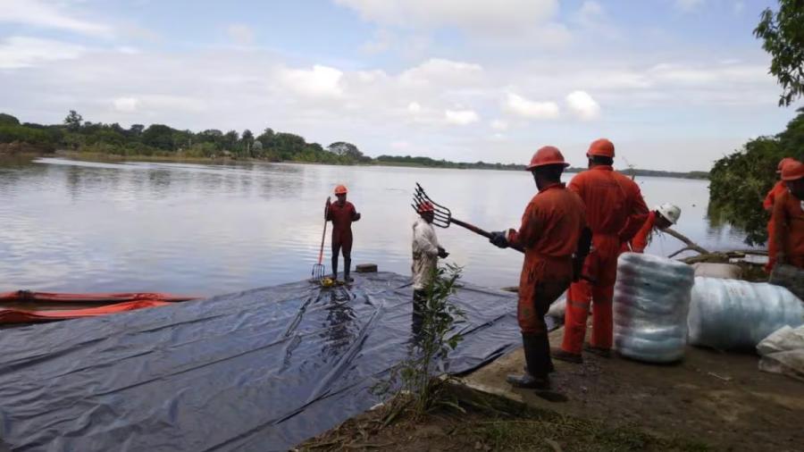 Pemex recupera más de 2.3 millones de litros de hidrocarburo en el río Pantepec, Veracruz