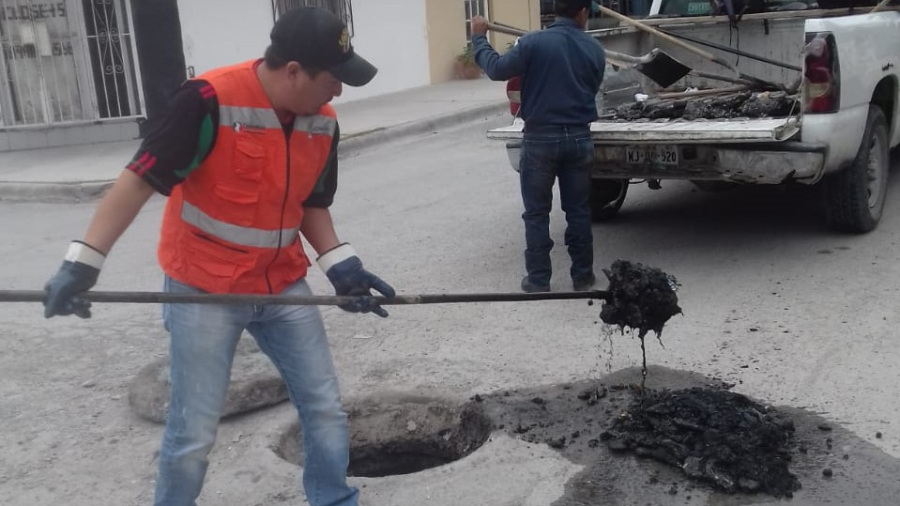 Limpia COMAPA drenaje sanitario en la colonia Rodríguez 
