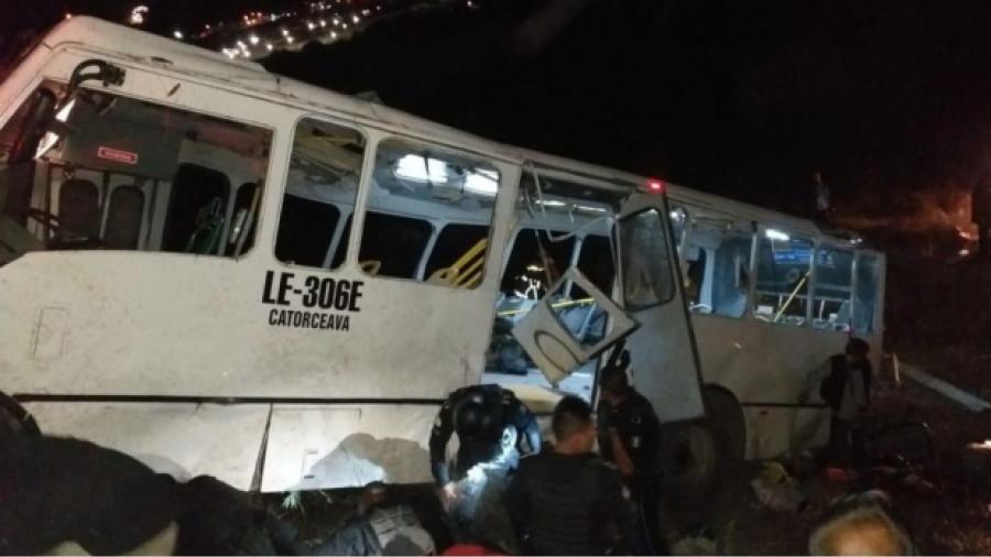 Vuelca autobús y deja 9 muertos