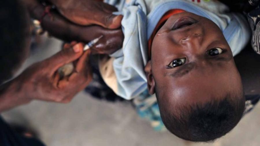 Reino Unido anuncia financiamiento para vacunar a niños en todo el mundo