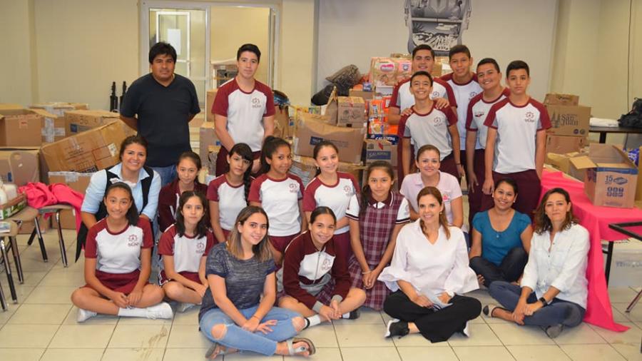 Voluntarios apoyan en centro de acopio de DIF Victoria