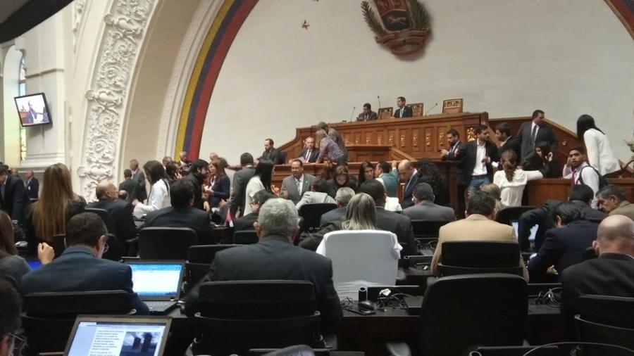 La Asamblea Nacional declara "usurpador de la presidencia" a Maduro