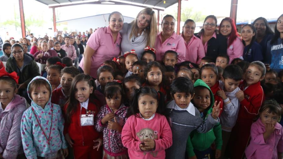 Dialoga Maki con habitantes de Las Delicias