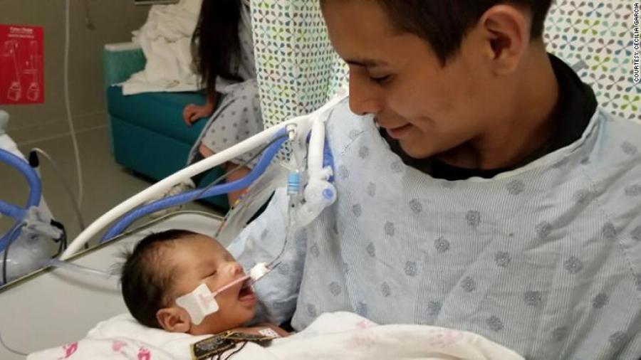 Abre los ojos por primera vez infante que fue arrebatado del vientre de su madre asesinada