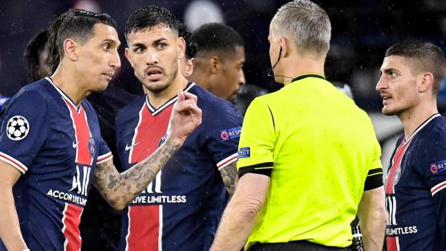 Jugadores del PSG denuncian insultos del árbitro