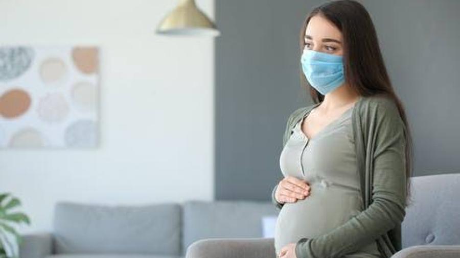 CDC recomiendan a embarazadas vacunarse contra el COVID-19