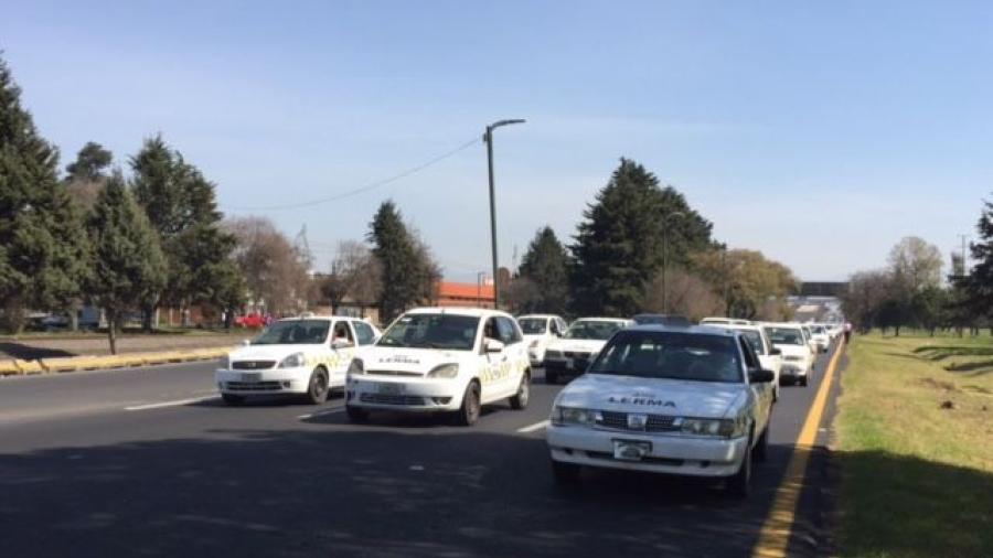 Taxistas marchan rumbo Palacio de Gobierno de Toluca por el 'gasolinazo'