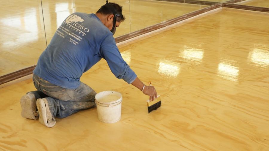 Concluyen obras de duelas para salones de danza