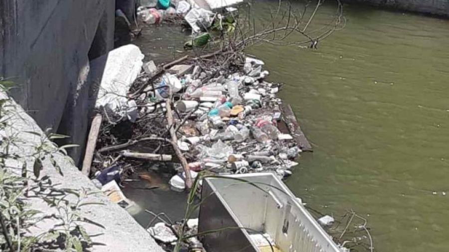 Continúan con tiro de desechos en el canal Rodhe