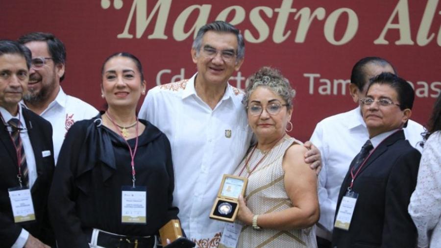 Refrenda Américo alianza con maestros; entrega 284 condecoraciones