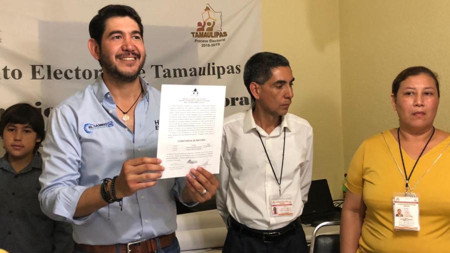 Recibe Héctor Escobar constancia de mayoría