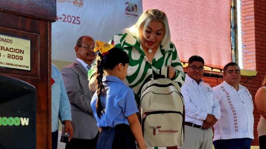Adriana Lozano pone en marcha ciclo escolar en Matamoros