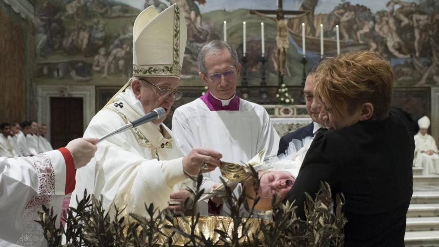 Pide el Papa a las madres dar el pecho “sin miedo” en público