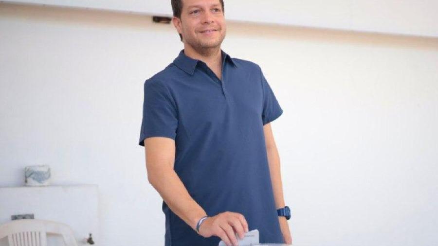 Acude Luis "Cachorro" Cantú Galván a emitir su voto