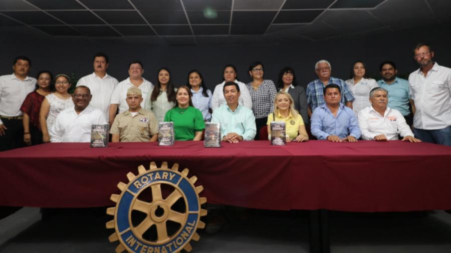 Entregan Mario López y Marsella Huerta  4 mil libros bilingües para nivel primaria