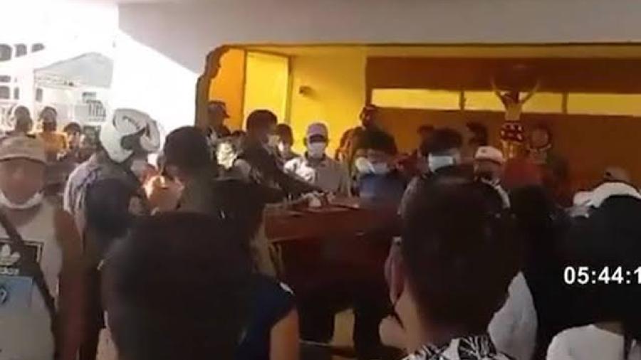 Persona despierta dentro del ataúd camino al cementerio