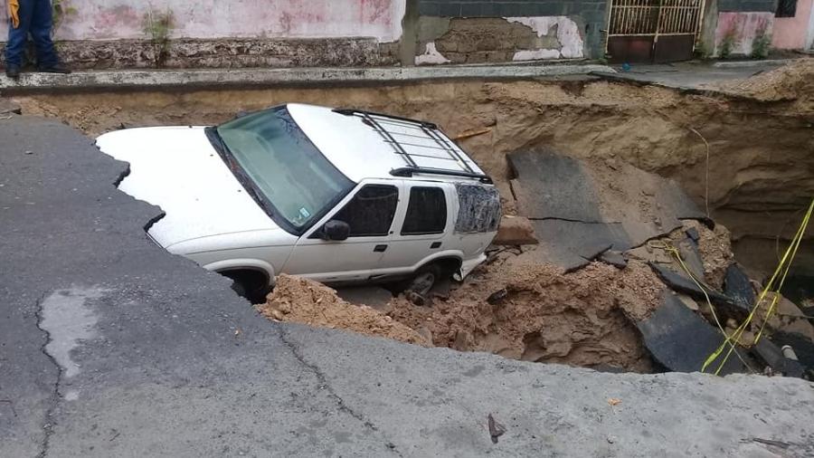 Registran hundimientos por lluvias