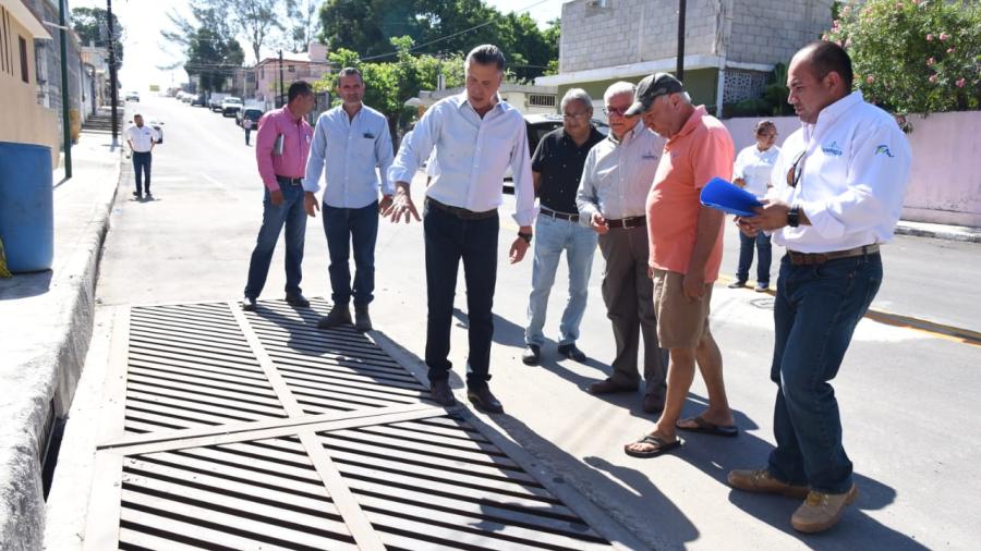 El alcalde Chucho Nader supervisa pavimentación de calle