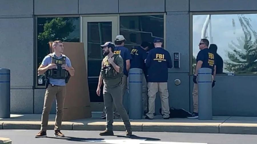 Hombre armado ataca instalaciones del FBI