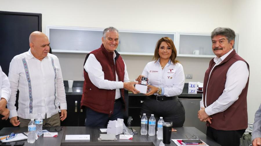 Secretario de Salud entrega 30 videocámaras verificadores de la COEPRIS