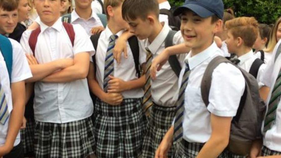 Barones llevan falda a escuela por intenso calor 