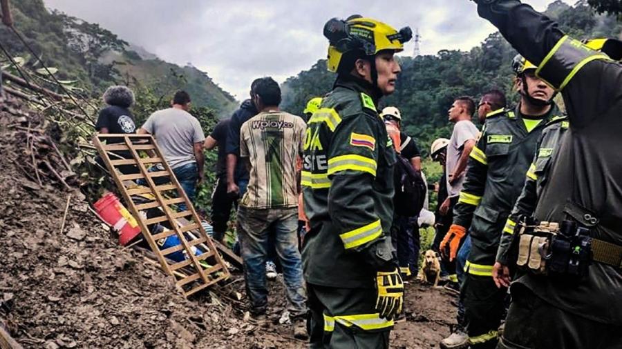 Alud sepulta autobús en Colombia; al menos 34 personas mueren