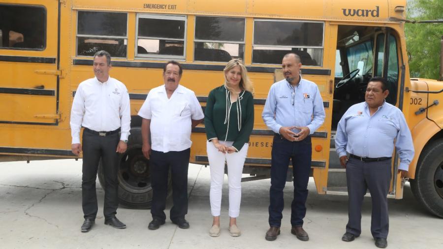 Entrega Maki Ortiz camión reparado a telesecundaria