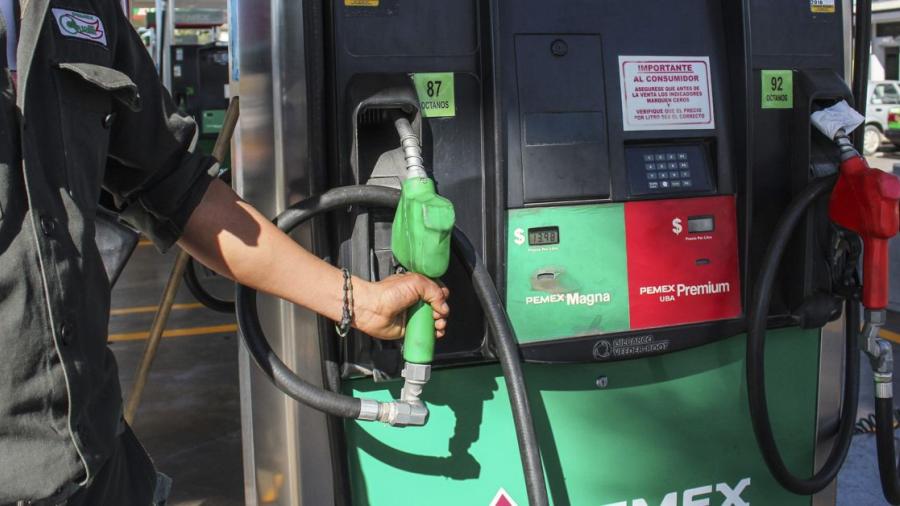 Bajarán dos centavos este martes precios de gasolinas y diésel 