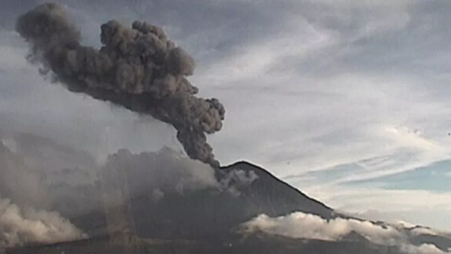 Popocat&eacute;petl registra explosi&oacute;n de casi tres kil&oacute;metros de altura