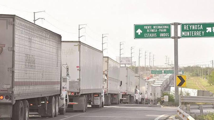 Sufren transportistas doble aumento de peaje