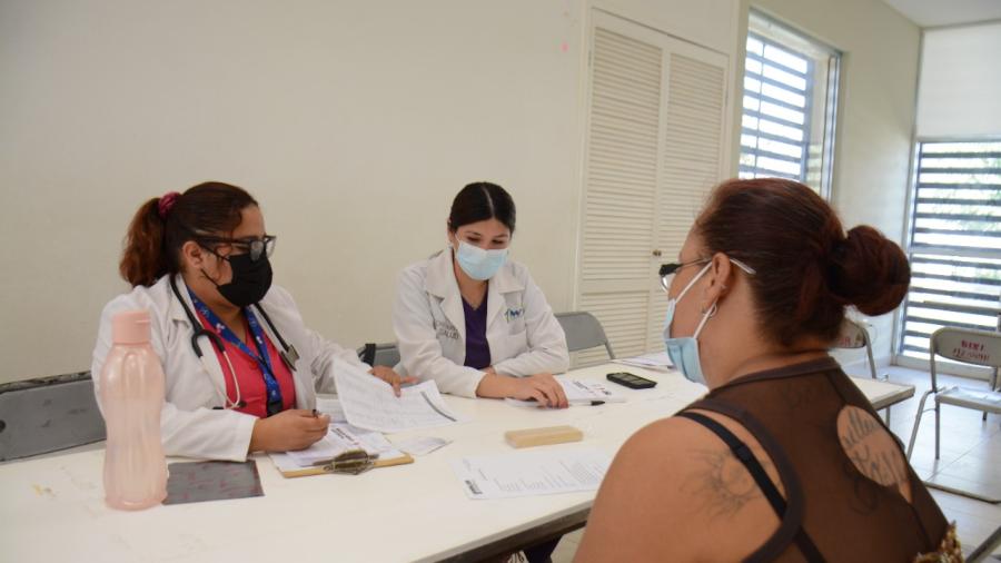 Acuden vecinos a brigada m&eacute;dica y de salud animal en Col. Santa Cecilia