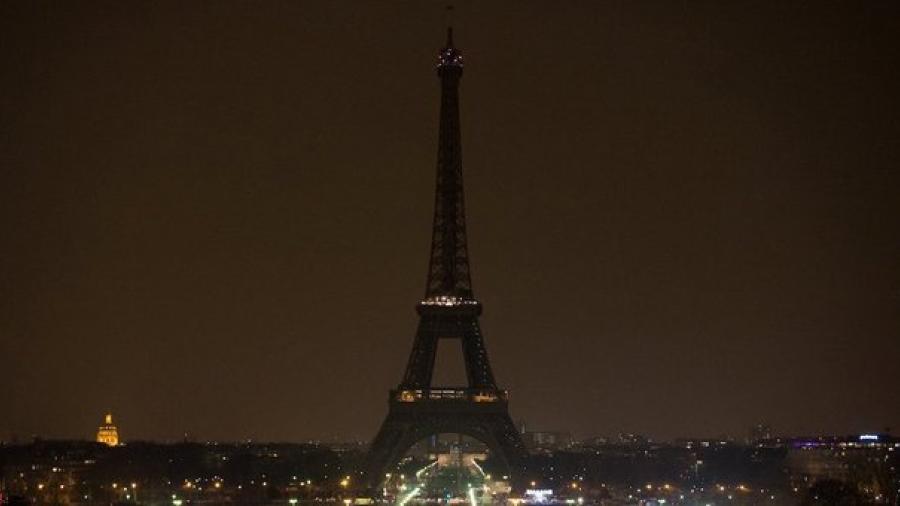 La Torre Eiffel apaga sus luces en solidaridad con las víctimas de Beirut