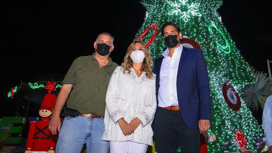 Familias de Reynosa disfrutan encendido del pino y los arreglos navideños, con la llegada de la navidad
