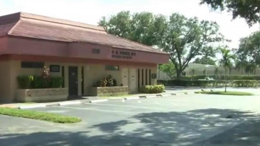 Muere bebé tras quedarse en carro atrapado