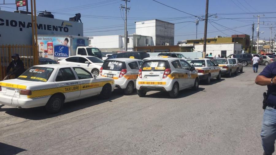 Autoridades aseguran taxis robados 