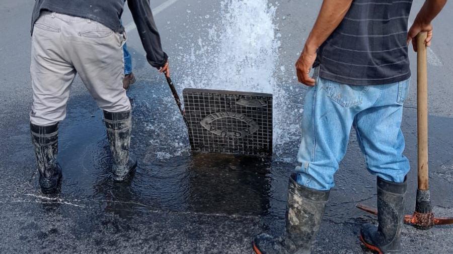 Sondea COMAPA líneas de agua potable para mejorar presión