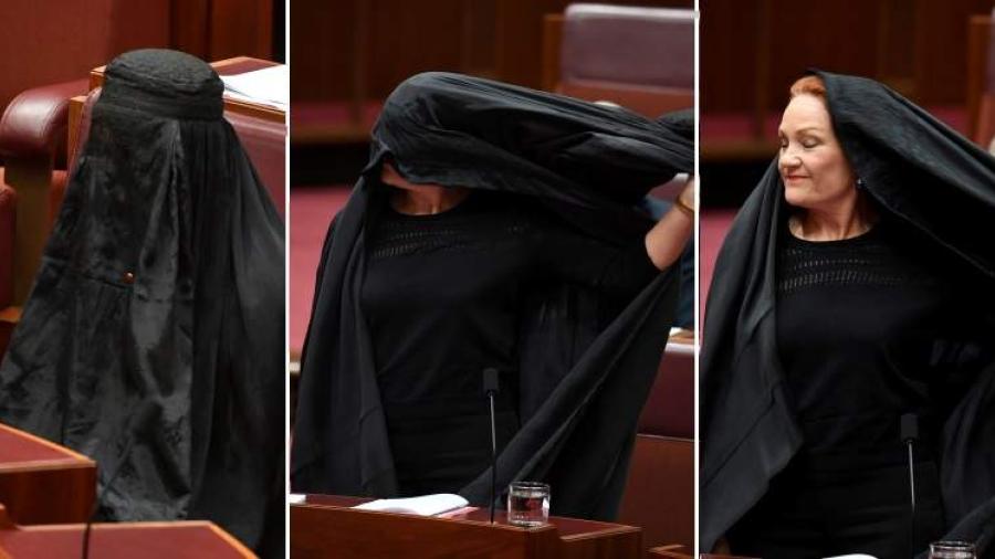  Senadora se viste con un burka para pedir su prohibición en Australia