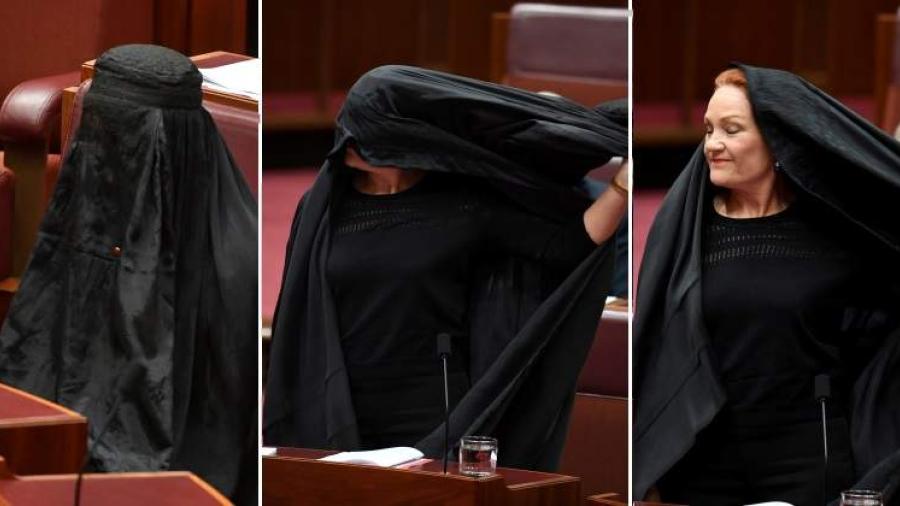Senadora se viste con un burka para pedir su prohibición en Australia