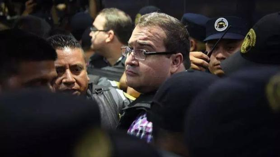 Ejecutan dos órdenes de aprehensión contra Javier Duarte