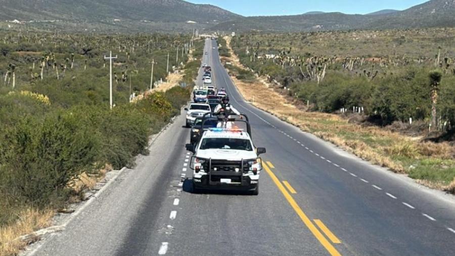 Escolta Guardia Estatal caravana de 250 veh&iacute;culos de paisanos en la Carretera Federal 101