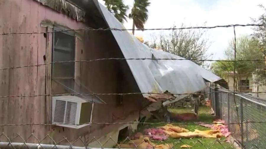 Fuertes vientos derriban techo de un hogar en Pharr