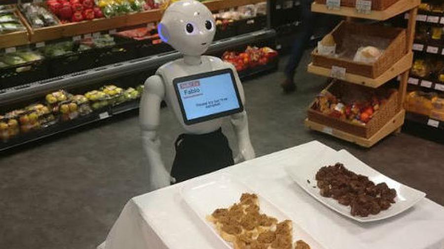 Robot es despedido por ligar con clientes